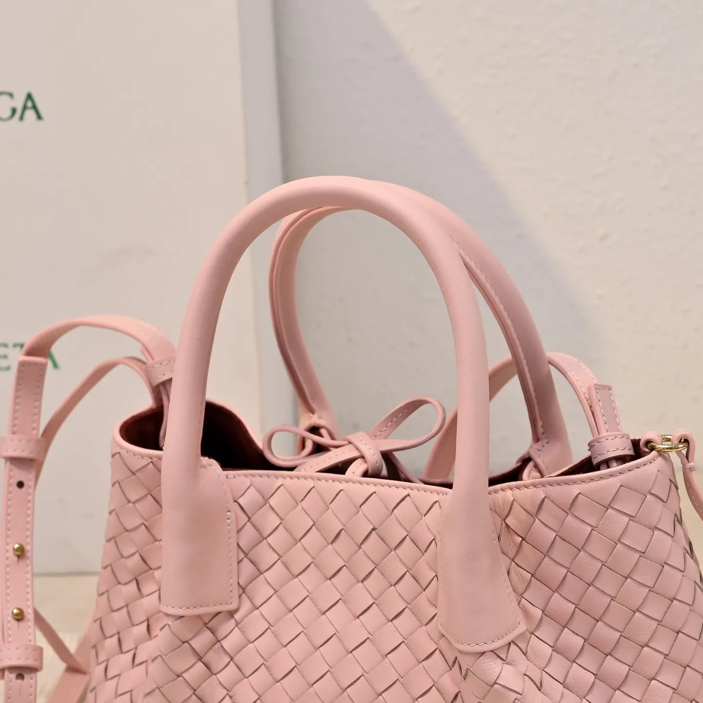 Batch 1760 BOTTEGA VENETA 2025 new product pinacoteca has super soft leather, and the weaving function, practicality and relaxed fashion sense have not fallen behind❤️‍🔥Amway has given sisters a must-have bag when going out. The size of the bag also accurately meets the commuting needs of urban beauties. It can accommodate mobile phones, keys, lipstick, powder, sunscreen, shopping bags...all of it! ! ! 🔥The capacity should not be underestimated~ It does not choose people, clothes, or occasions. With its majestic curved outline, exquisite woven texture, delicate edges and rounded handles, this woven vegetable basket bag truly achieves the goal of "dressing up and being fashionable without getting in the way"~ Are you interested in Jimei? Style number: 9004 Size: 24*15*12cm